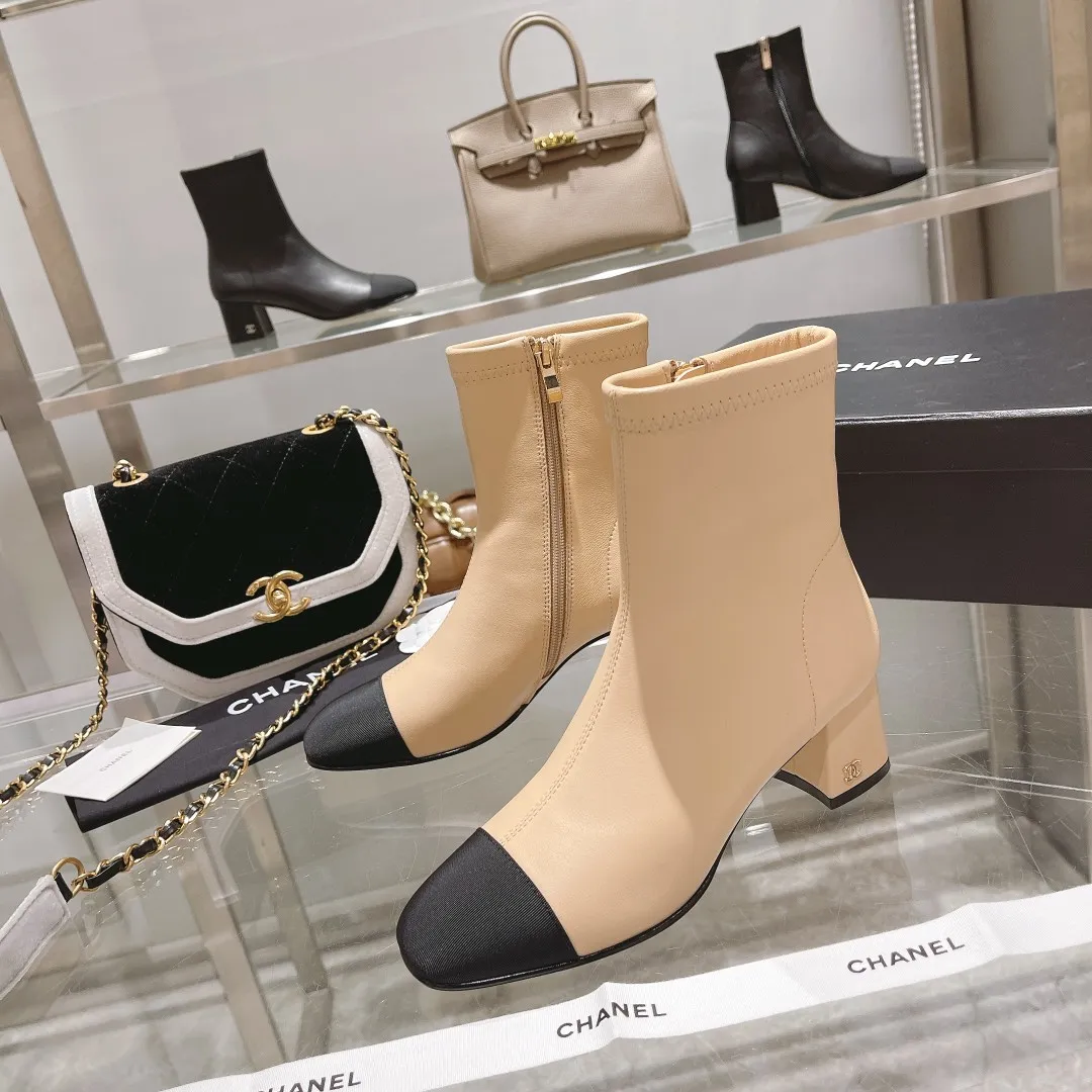 👟👟Ex-factory price 640👟👟 🍀Chanel Chanel Xiaoxiang Wannian classic stitching thick heel short boots. 🔻Interpretation of elegant little fragrance〰️Super textured style, low-key but not simple, elegant and noble, especially the small double CLOGO embellishment on the heel, and the simple splicing of different materials on the toe casually reveal elegance and sophistication. It feels like walking on the ground without tiring your feet at all👌🏻. 👟👟👟👟The upper is made of imported Italian lambskin🐑, the lining is lambskin, and the Italian cow leather outsole. Heel height: 5cm. size: 35-39 (34, 40 can be customized)